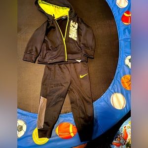 Nike jogging suit with hood
